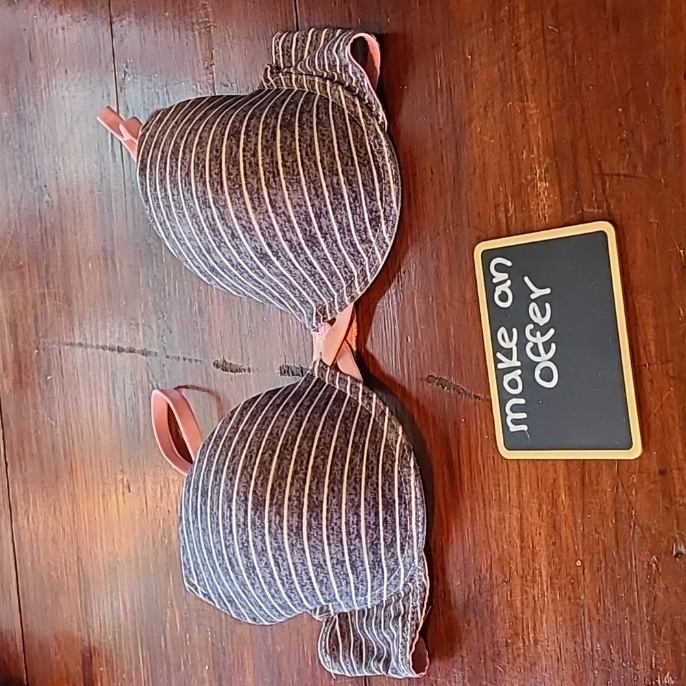 Great condition bra. Cute x detail on front